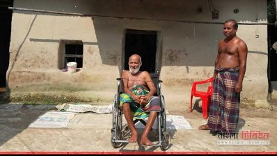 তিন বছর হুইল চেয়ারে, চিকিৎসার টাকা নেই মুক্তিযোদ্ধা আব্দুল বারেকের