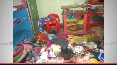 ঘরে ভাঙচুর করা হয়