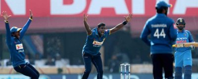 শুরুতে লঙ্কানদের হয়ে আক্রমণে ছিলেন ম্যাথুস 