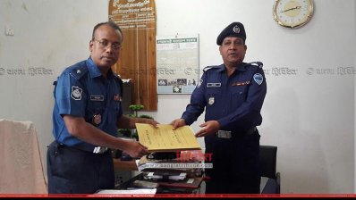 জিআরও-কে অভিযোগপত্র দিচ্ছেন ওসি