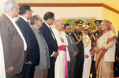 বিমানবন্দরে প্রধানমন্ত্রীকে বিদায় জানান সরকারের উচ্চ পদস্থ কর্মকর্তারা, ছবি: ফোকাস বাংলা