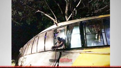  কুমিল্লায় নিয়ন্ত্রণ হারিয়ে বাস গাছের সঙ্গে ধাক্কা খায় 