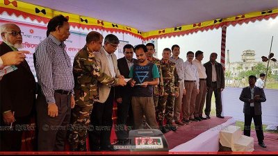 পদ্মা সেতুর রেল সংযোগ প্রকল্পের কারণে ক্ষতিগ্রস্তদের মাঝে চেক বিতরণ করা হচ্ছে