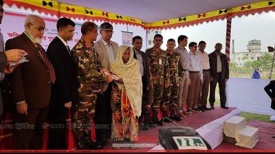 পদ্মা সেতুর রেল সংযোগ প্রকল্পের কারণে ক্ষতিগ্রস্তদের মাঝে চেক বিতরণ করা হচ্ছে