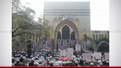 বায়তুল মুকাররমে জড়ো হয়েছেন হেফাজতের নেতাকর্মীরা