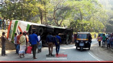 উল্টে যাওয়া বনভোজনের বাস 