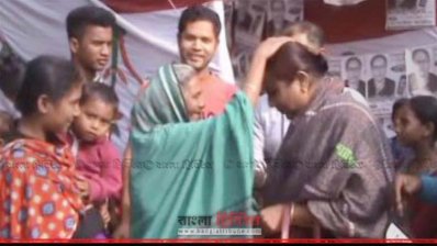 নাদিরার মাথায় হাত ভুলিয়ে দিচ্ছেন এক বৃদ্ধা (ছবি- প্রতিনিধি)