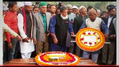 স্থানীয় নেতাকর্মীরা এমপি গোলাম মোস্তফার কফিনে ফুল দিয়ে শ্রদ্ধা জানাচ্ছেন 