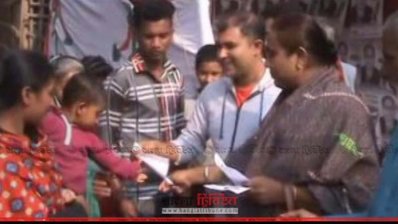 লিফলেট দিচ্ছেন নাদিরা (ছবি- প্রতিনিধি)