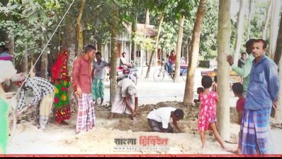 বাড়ির উঠানে এমপির কবর খোঁড়া হচ্ছে