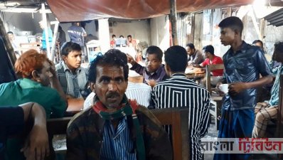 গোয়াইনঘাট সবজি বাজারের উত্তর দিকে সাইনবোর্ডবিহীন দোকান, পাশের একটি দোকানে তীর কাউন্টিার