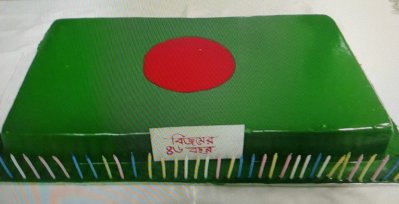 জাতীয় পতাকার আদলে বানানো কেক দেখে ক্ষুব্ধ হন শিক্ষামন্ত্রী, (ছবি- সংগৃহীত)