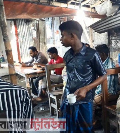 গোয়াইনঘাট সবজি বাজারের উত্তর দিকে টেবিলে বসা তীর শিলং মুহুরী