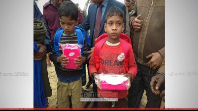 উপহার হাতে দুই বীরশিশু 