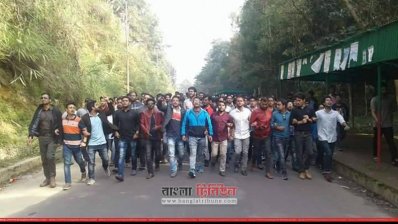 চবি শিক্ষকের মুক্তির দাবিতে ছাত্রলীগের একাংশের বিক্ষোভ মিছিল