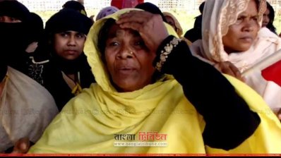 নির্যাতনের কথা বলার সময় আবেগাপ্লুত হয়ে পড়েন এই রোহিঙ্গা নারী