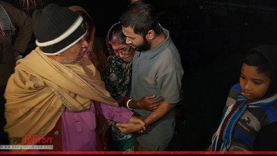 মা-বাবার সঙ্গে উৎপল (ছবি: প্রতিনিধি)