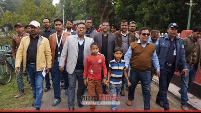 ট্রেনকে দুর্ঘটনার হাত থেকে বাঁচানো দুই শিশুকে পাবনায় সংবর্ধনা