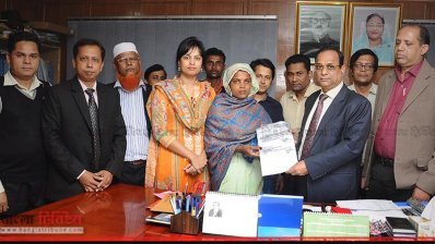 চন্দনা দাশের হাতে অস্থায়ী নিয়োগপত্র তুলে দেওয়া হয়