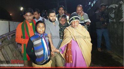 পরিবারের সদস্যদের সঙ্গে পুলিশ ফাঁড়ি ছাড়ছেন উৎপল