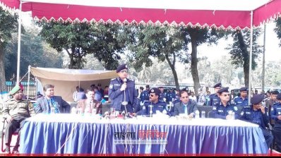 রসিক নির্বাচনে আইন-শৃঙ্খলা বাহিনীর উদ্দেশে বক্তব্য রাখছেন ডিআইজি খন্দকার গোলাম ফারুখ