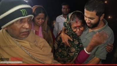 ছেলেকে জড়িয়ে ধরে কাঁদছেন মা, পাশে বাবা, পেছনে বোন