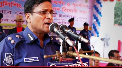 মাদকসেবীদের আত্মসমর্পণ ও শপথ গ্রহণ অনুষ্ঠানে বক্তব্য রাখছেন বরিশাল রেঞ্জ পুলিশের ডিআইজি মো. শফিকুল ইসলাম 