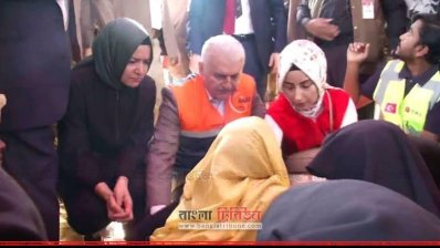 রোহিঙ্গাদের কথা শুনতে শুনতে মাটিতে বসে পড়েন তুরস্কের প্রধানমন্ত্রী