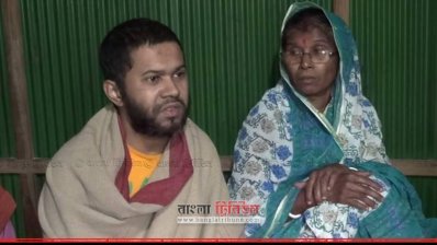 নরসিংদীতে নিজের বাড়িতে উৎপল দাস, পাশে মা বিমলা রানী দাস