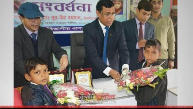 দুই শিশুকে রেলওয়ের সংবর্ধনা
