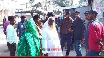 ভোটকেন্দ্রে যাচ্ছেন ভোটাররা