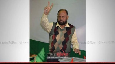 ভোট দিচ্ছেন বিএনপির প্রার্থী কাওসার জামান বাবলা