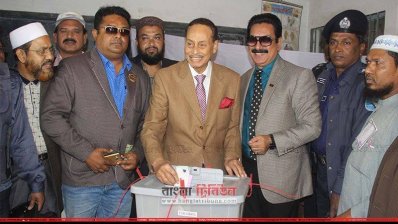 ভোট দিচ্ছেন জাতীয় পার্টির চেয়ারম্যান এইচ এম এরশাদ