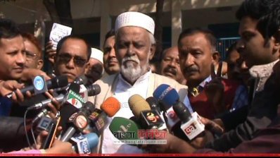 ভোট দেওয়ার পরে প্রতিক্রিয়া জানাচ্ছেন আওয়ামী লীগের প্রার্থী সরফুদ্দিন আহমেদ ঝন্টু