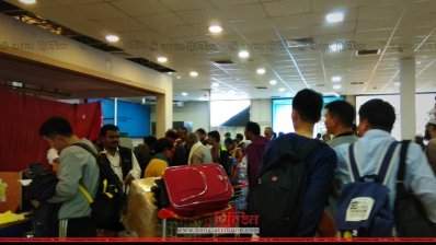 বিমানবন্দরে দুর্ভোগে যাত্রীরা