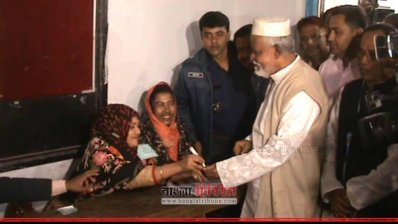 ভোট দিতে ঢুকছেন আওয়ামী লীগের প্রার্থী সরফুদ্দিন আহমেদ ঝন্টু