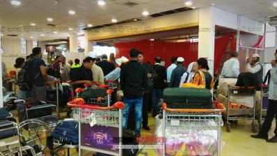 বিমানবন্দরে দুর্ভোগে যাত্রীরা 