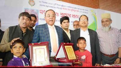 দুই শিশুকে রেলওয়ের সংবর্ধনা