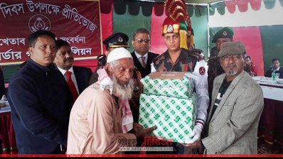 সম্মাননা গ্রহণ করছেন আবুল হাসেম বীর প্রতীক 