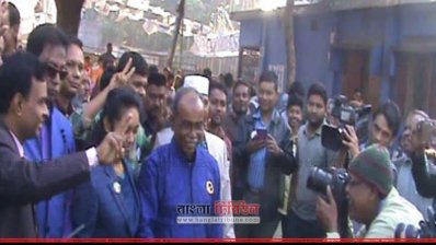 ভোট দিতে আসছেন জাতীয় পার্টির প্রার্থী মোস্তাফিজার রহমান মোস্তফা