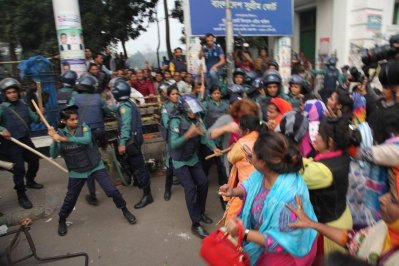 বিএনপি নারীকর্মীদের সঙ্গে নারী পুলিশের সংঘর্ষ (ছবি: সংগৃহীত)