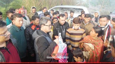 শিশুদেরকে উপহার দিচ্ছেন পররাষ্ট্র প্রতিমন্ত্রী 