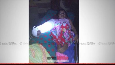 ঘরে নেওয়া হচ্ছে মুক্তামনিকে (ছবি- প্রতিনিধি)
