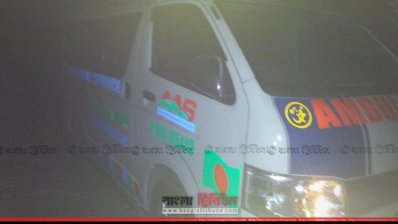 মুক্তামনিকে বহণকারী অ্যাম্বুলেন্স (ছবি- প্রতিনিধি)
