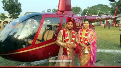বিয়ের পর হেলিকপ্টারের সামনে বর-বউ