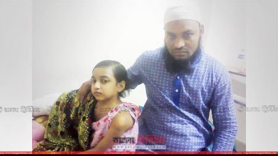 হাসপাতালে বাবার সঙ্গে মুক্তামনি