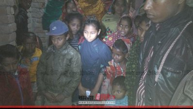 মুক্তামনিকে দেখতে জড়ো হওয়া মানুষজন (ছবি- প্রতিনিধি)