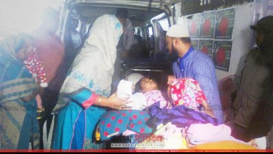 অ্যাম্বুলেন্সে তোলা হচ্ছে মুক্তামনিকে