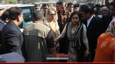 গত মঙ্গলবার আদালত প্রাঙ্গণে খালেদা জিয়া (ফাইল ছবি)