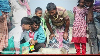 পাতিল বসিয়ে পানি গরমের চেষ্টা